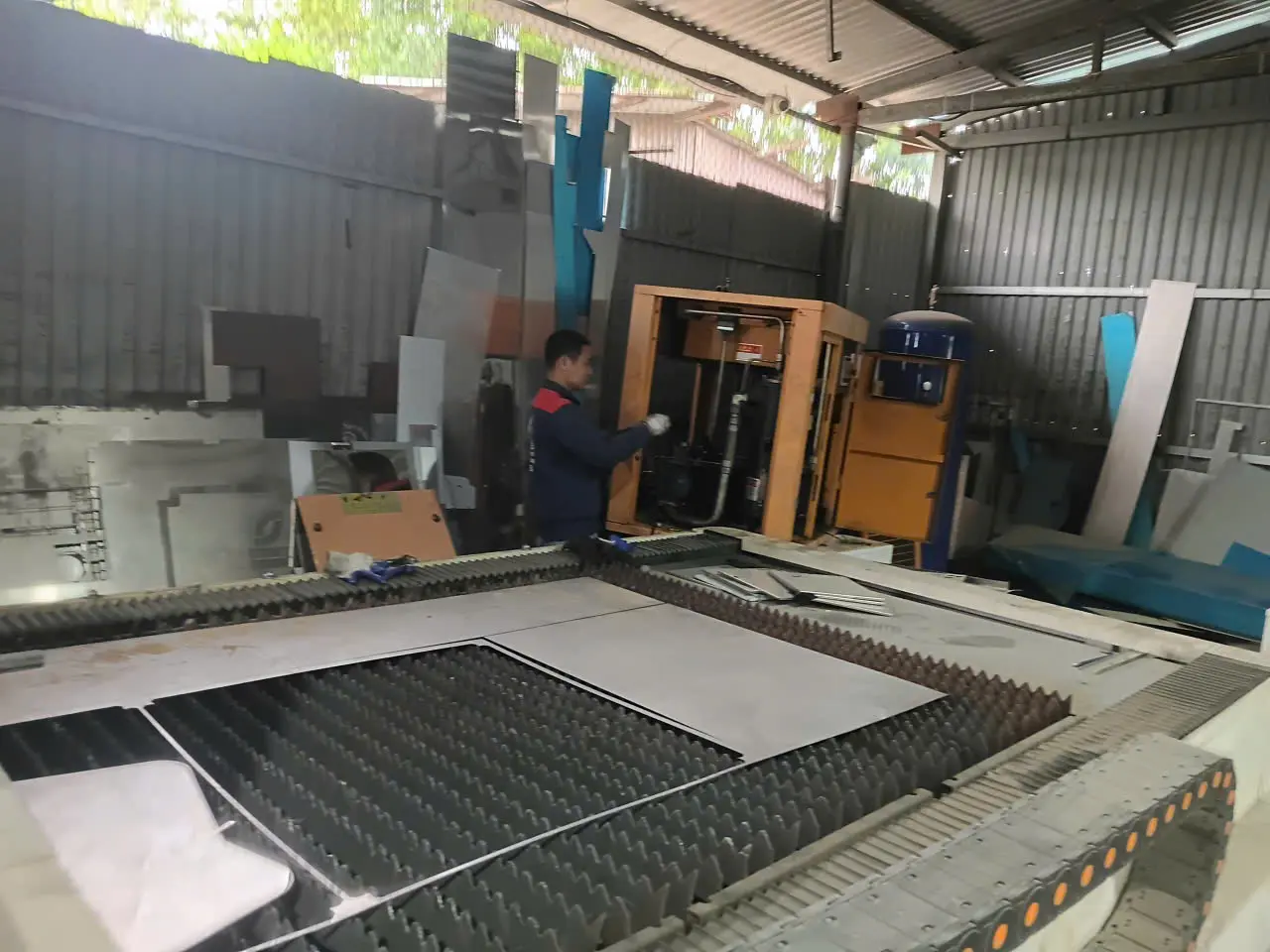 sua-may-nen-khi-chuyen-cat-laser-cnc